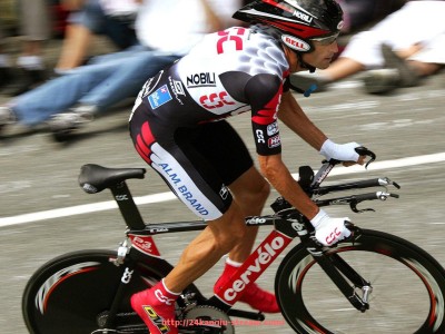 24看球直播网-2025年世俱杯球队训练服设计创新与功能提升研究